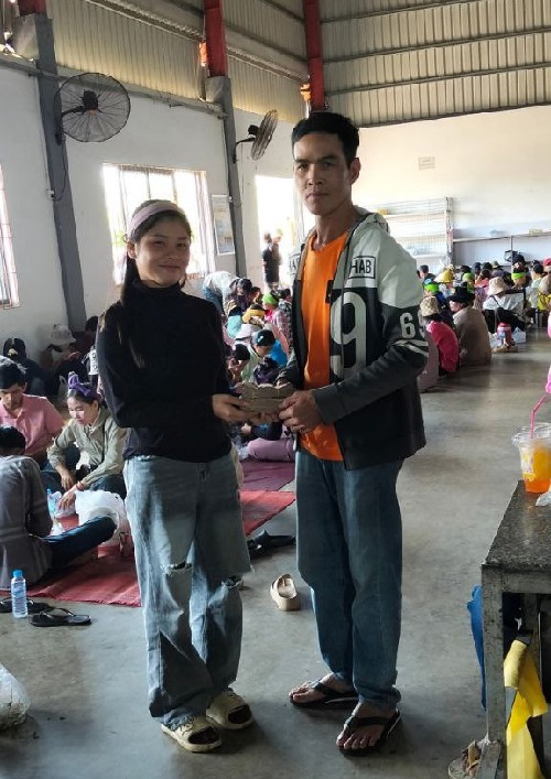 តំណាងសហជីពទឹកចិត្តកម្មករកម្ពុជា ប្រចាំក្រុមហ៊ុន ខាយណេង លេឌើរប្រដាក់ (ខេមបូឌា) ឯ.ក បានរៃអង្គសទឹកប្រាក់ចំនួន១៨០,០០០រៀលជូនកម្មការនីម្នាក់ដែលឪពុករបស់គាត់បានទទួលមរណភាព